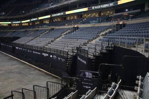 O2 arena se mění na parkurové kolbiště. Nad ledem bude 600 tun písku | Jezdci.cz