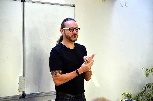 Přednáška PhDr. Szántó o práci zpravodaje na Blízkém východě - Škola mezinárodních a veřejných vztahů Praha