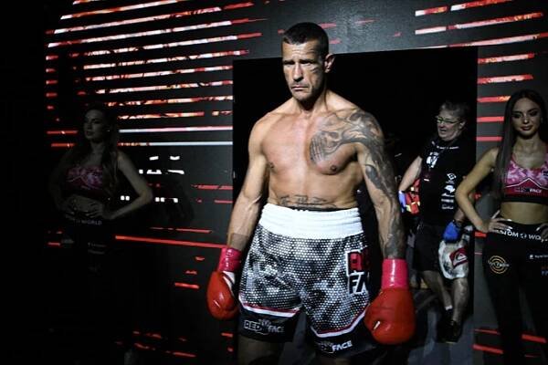 FOTO: Robert Rosenberg se utkal v boxu s Tomášem Chlupem. – stránka 61