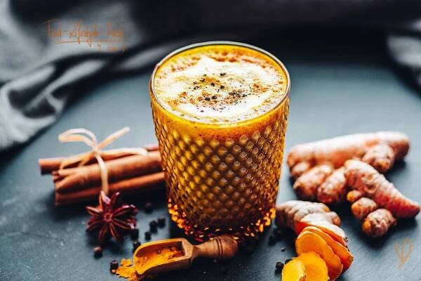 Golden milk neboli zlaté mléko: Účinný přírodní lék, na kterém si i pochutnáte | Turmeric recipes, Turmeric drink, Turmeric milk