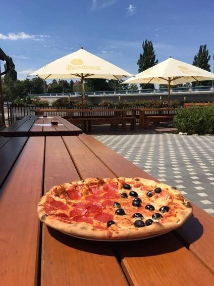 2 pizzy dle výběru ve stylovém podniku s úžasným výhledem na řeku
