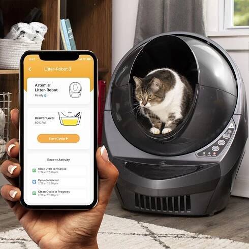 Automatická kočičí toaleta Litter-Robot 3 s aplikací pro smartphone. Displej: zásuvka naplněna na 80 %, tlačítko spuštění cyklu a aktuální aktivity jako dokončené čištění.