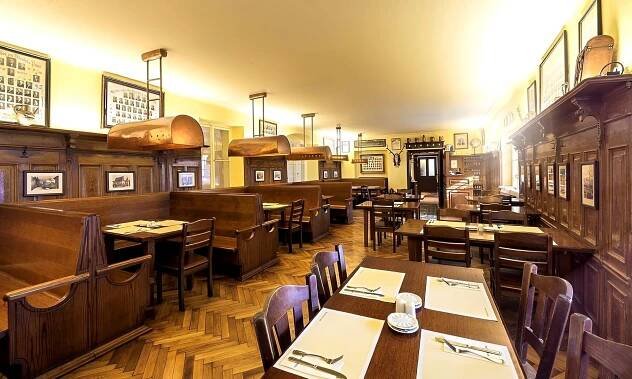 Baráčnická rychta se vrací – legenda Malé Strany ožívá. Tradiční česká restaurace s historií od roku 1926