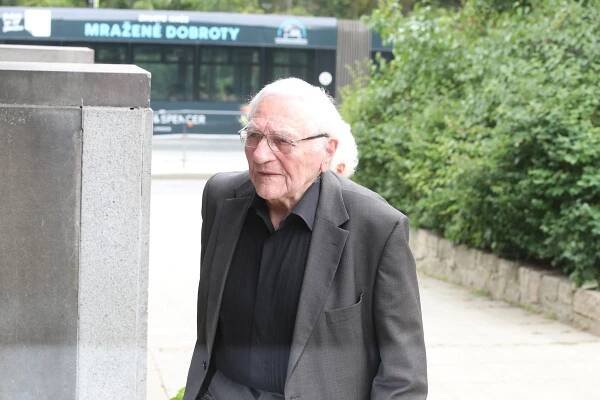 ONLINE: Pohřeb Dalimila Klapky (†89): Fidlovačka plná legend! Bohdalová, Balzerová, Zíma a další