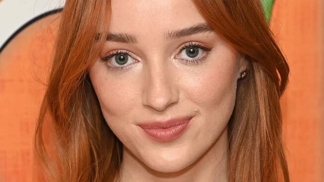 Phoebe Dynevor On Glazed Skin, Self-Help Books And Hanging Out With Kate Moss