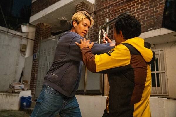 Kim Woo-bin as Lee Jeong-do fights a man holding a box cutter in the film ‘Officer Black Belt.’