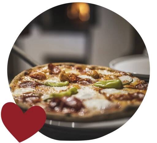 Almgasthof Geisler | handgemachte Pizza aus dem Holzofen direkt auf der Plose
