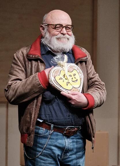 „Celý život mě nic nerozesmálo,“ tvrdil herec, autor a režisér Arnošt Goldflam na GRAND Festivalu smíchu | Pardubice ŽIVĚ