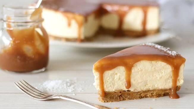 Velice žádaný recept: Tvarohový cheesecake se slaným karamelem BEZ PEČENÍ. Je tak luxusní, že ho dělám i 2x týdně! (VIDEO)