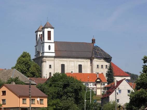 Soubor:Přibyslavice (okres Třebíč) - kostel Narození Panny Marie, pohled od východu obr1.jpg
