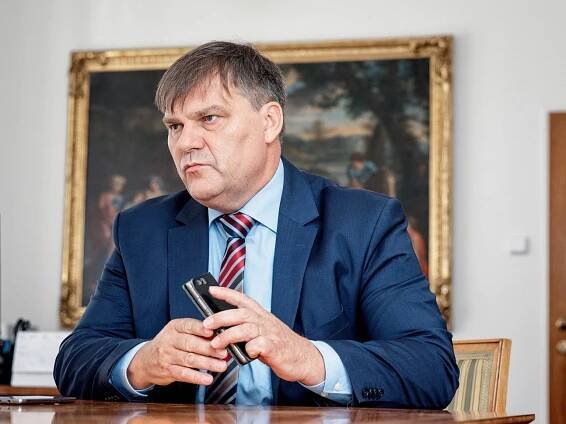 ”Telefonní číslo Angely Merkelové jsem už vymazal,” říká Rudolf Jindrák, šéf zahraničního odboru prezidenta republiky