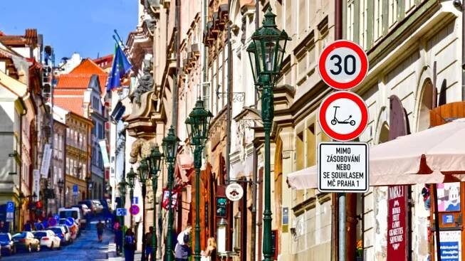Praha 1 zakázala elektrokoloběžky. Nainstalovala zákazové značky