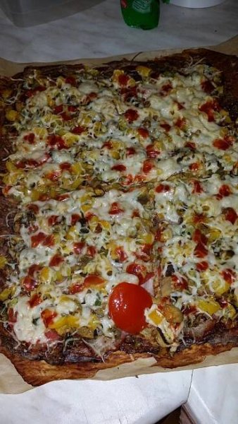 Pizza na cuketovém těstě bez mouky