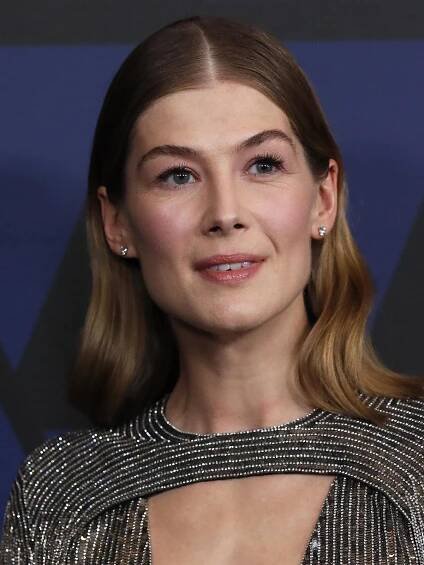 Bondgirl Rosamund Pike žije v Česku. Překvapili ji opilí rafťáci v Krumlově