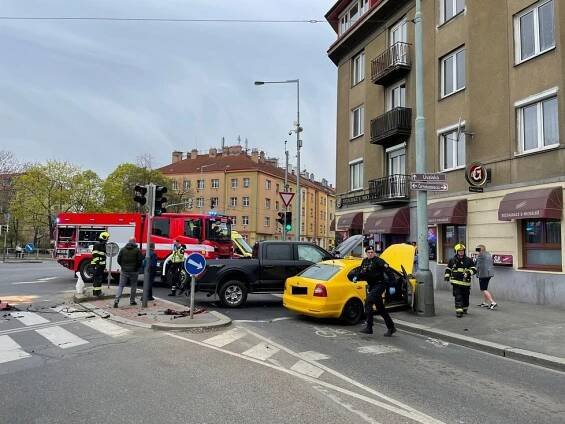 Děsivá nehoda ve Strašnicích: Rozstřelené auto uprostřed křižovatky, další dvě skončila na chodníku!