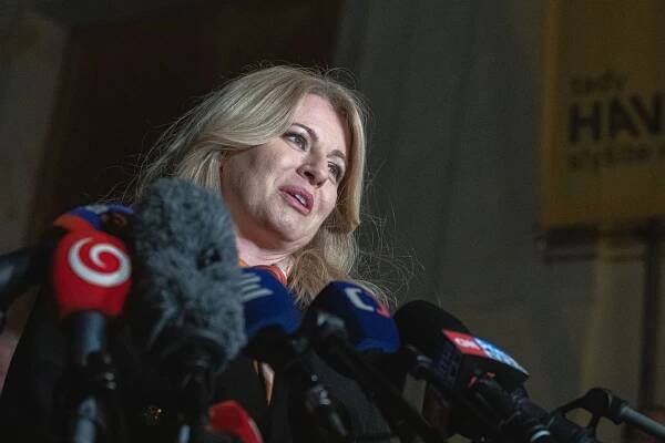 Obrazem: Čaputová v Česku kritizovala Fica. Večer šla s prezidentem Pavlem do kina