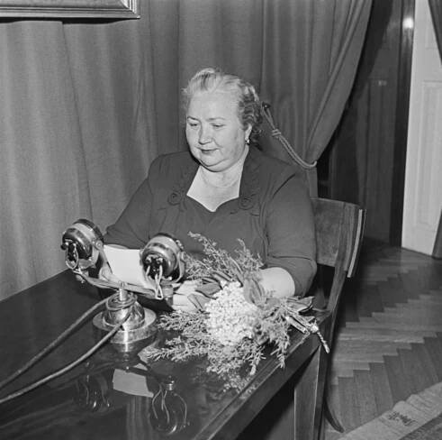Manželka prvního komunistického prezidenta Marta měla s nastupováním donové limuzíny tělesné nesnáze. Muselo proto dojít k úpravě.