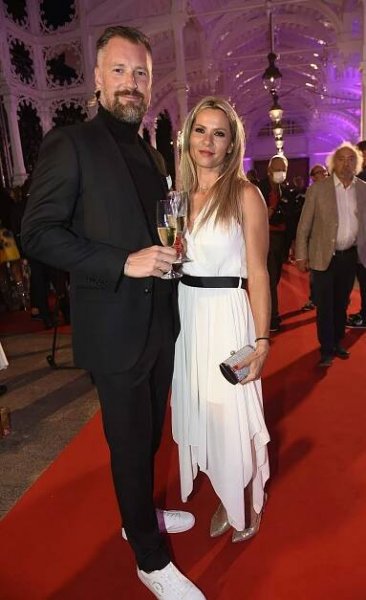 Ženatý moderátor Petr Vágner poprvé s novou přítelkyní: Tuhle blond kočku teď objímá místo manželky, s níž má dvě děti
