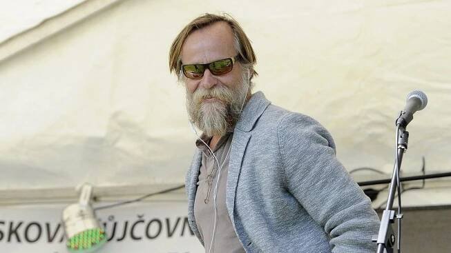Co na zarostlého herce říkáte? Karel Roden je jako hipster s hustým šedivým plnovousem k nepoznání - Super.cz