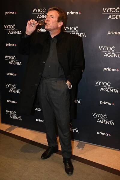 FOTO: Zdeněk Mahdal s neznámou kráskou na premiéře filmu Vytoč mého agenta. – stránka 29