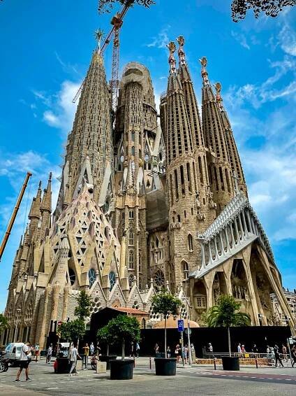 La Sagrada Familia, Gaudís architectural masterpiece.