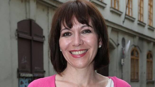 Míša Dolinová zkrátila a ztmavila vlasy: Mrkněte, jak z ní udělali novodobou Coco Chanel - Super.cz