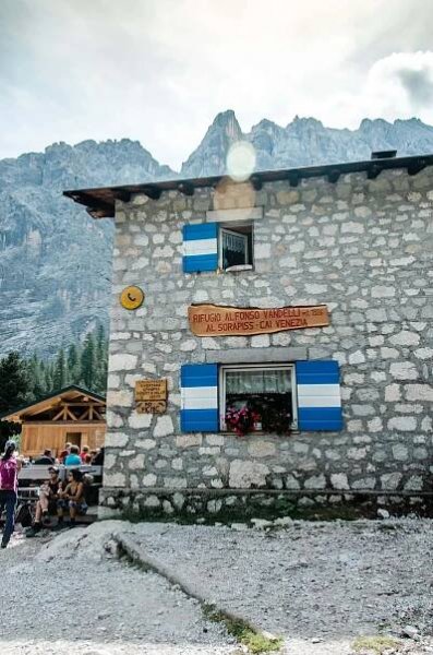 rifugio at lago di sorapis