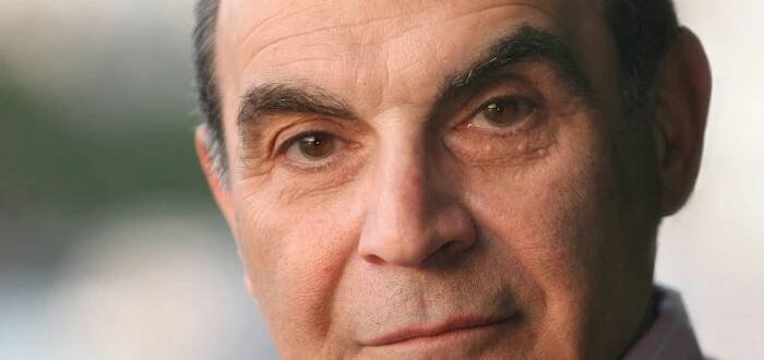 Herec David Suchet trénoval roli detektiva Poirota s mincí mezi půlkami