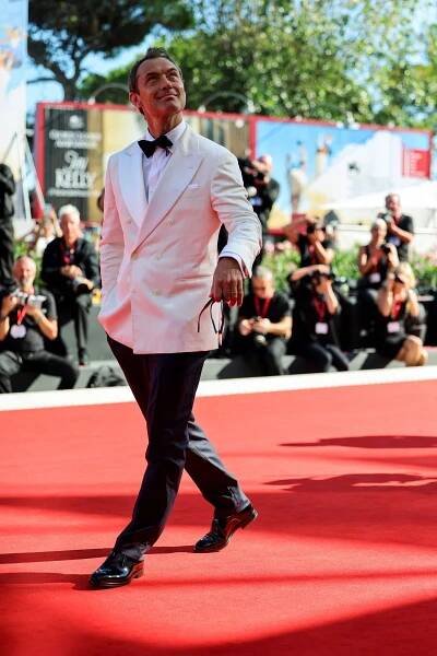 Fotogalerie: Jude Law oblečený jako Vladimir Putin na natáčení filmu Oliviera Assayase Mág z...