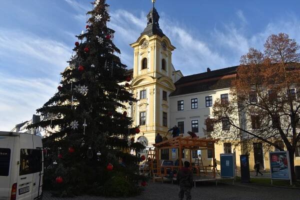 Advent začíná. V Písku v neděli rozsvítí strom a dorazí Andělský rytíř