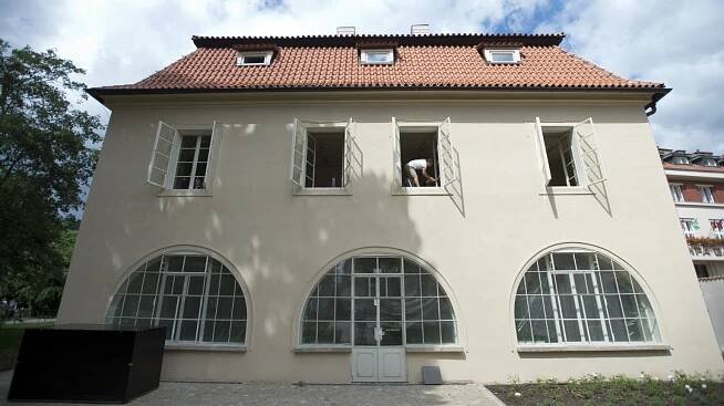 Na Kampě se otevřela Werichova vila. Ve sklepě je replika golema, nahoře šatna Osvobozeného divadla | Hospodářské noviny