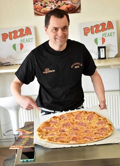 VIDEO: Maxijedlík Němec slupl v Boskovicích půlmetrovou pizzu za devět minut