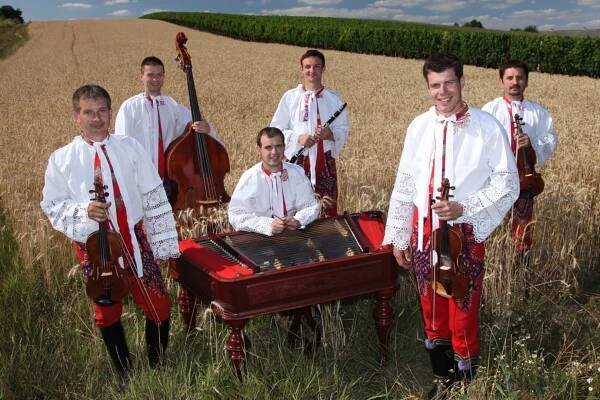 Famózní! Cimbálová muzika Grajcar z Dolních Bojanovic odjede turné s kapelou Kryštof | Rádio Jih