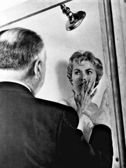 Režisér Alfred Hitchcock vysvětluje Janet Leighové jak si legendární vražednou scénu představuje.