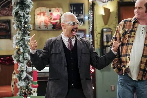 Superior Donuts - Homeless for the Holidays - Z filmu - Maz Jobrani, David Koechner