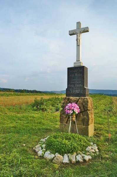 Soubor:Kříž na kraji obce u cesty na Melkov, Okrouhlá, okres Blansko (02).jpg – Wikipedie