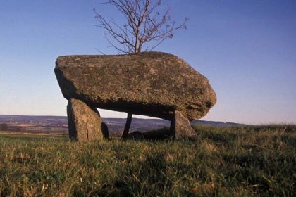 Jedna z megalitických hrobek typických pro první zemědělce.