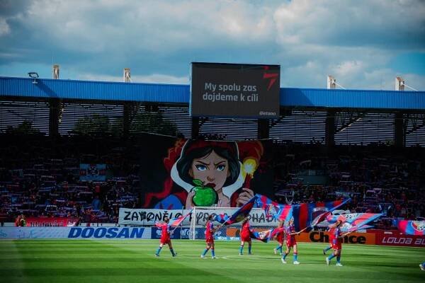 FOTO: Krásná rozlučka s kapitánem. Viktoria si v létě zahraje o Ligu mistrů