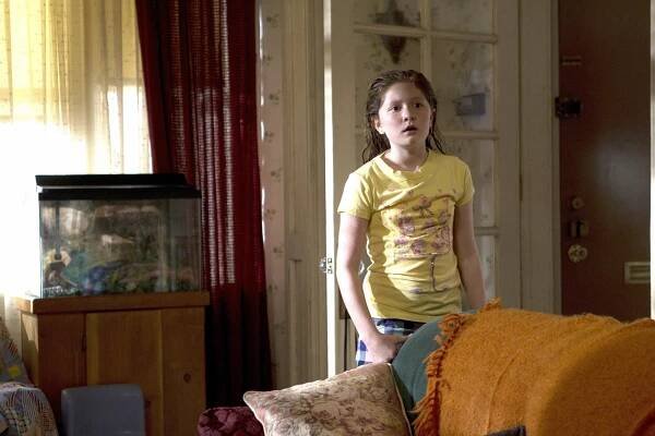 Hříšníci - A Bottle of Jean Nate - Z filmu - Emma Kenney