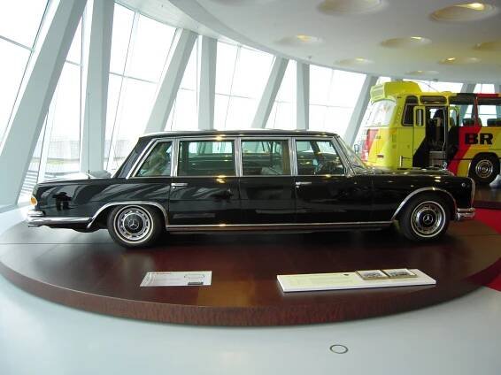 Papamobil, auto z filmu o dinosaurech i legendární tříkolka, na které se uskutečnil první výlet v historii automobilismu! Co nabízí muzeum Mercedes-Benz a na kolik vyjde vstupné?