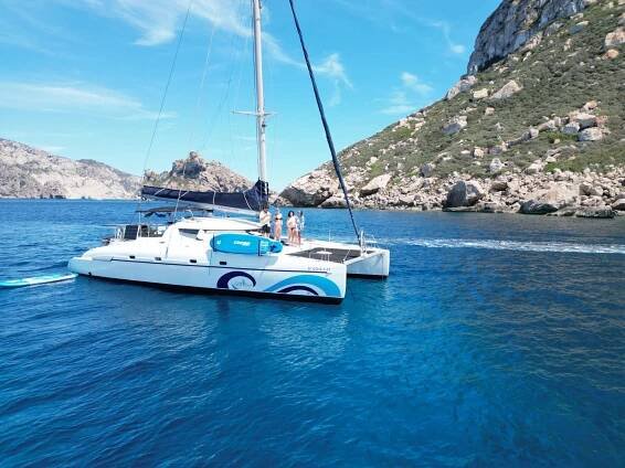 CATAMARÁN CON TRIPULACIÓN Y DESAYUNO GRATIS