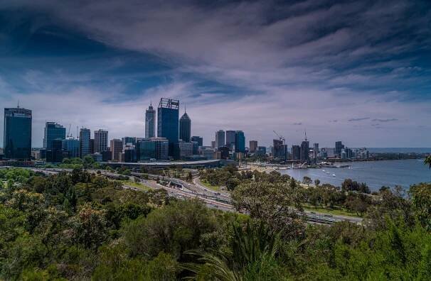 Perth - ganz im Westen liegt die Metropole Perth. Vom Kings Park bietet sich ein tolles Panorama auf die Skyline und den Swan River der durch die Stadt mäandert. 