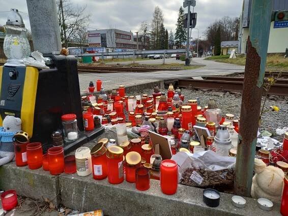 U místa tragédie ve Valašském Meziříčí je záplava svíček