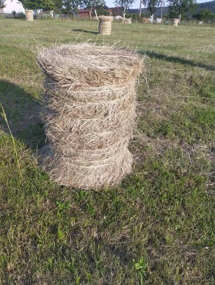 Seno malé kulaté balíky