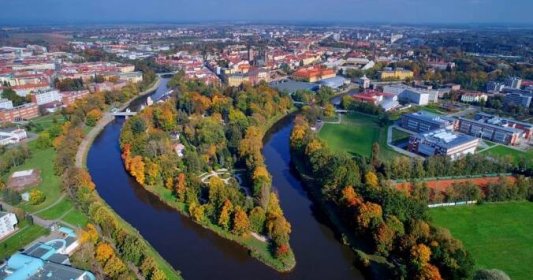 Mechovák a Perníkář. Hradec Králové a Pardubice spojuje Labe. Kdy vznikla rivalita mezi oběma městy?