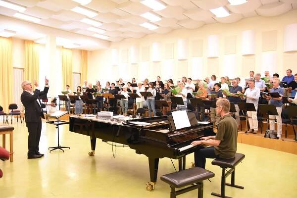 "Mitmischen"-Aktion des BR am 4. Juli 2023: 30 Laien, BR-Chor und Howard Arman im Chorsaal im Funkhaus (Foto: Alexander Heinzel)