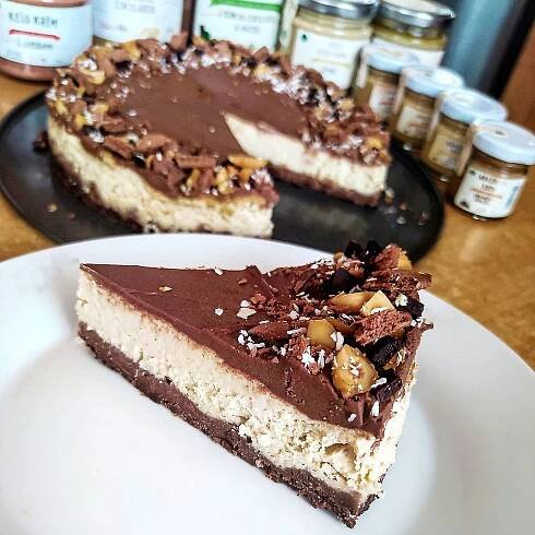 Tvarohovo ořechový cheesecake s čokoládovou polevou