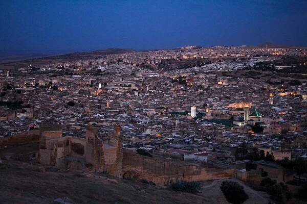 Vista nocturna de la medina de Fez, Marruecos.