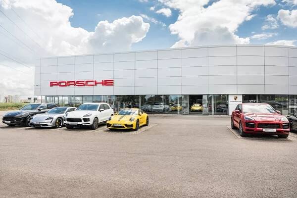Porsche otevřelo v Praze svůj nejmodernější showroom v Evropě. Vyšel na 50 milionů korun