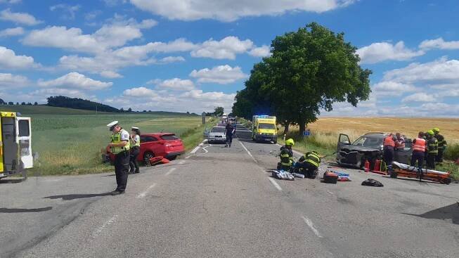 K dopravní nehodě dvou osobních automobilů spěchali dnes...